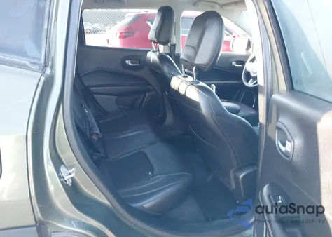 2018 Jeep Compass Latitude 4X4 z USA, uszkodzony, nr VIN 3C4NJDBB2JT334592